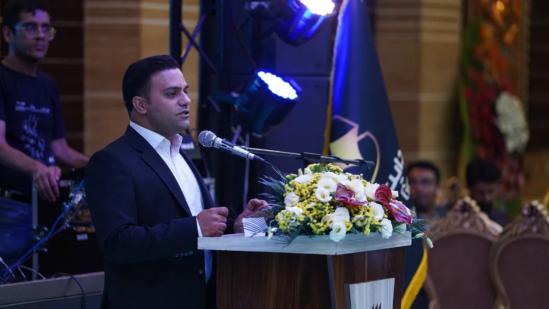 دکتر هادی اکرمی هنگام سخنرانی